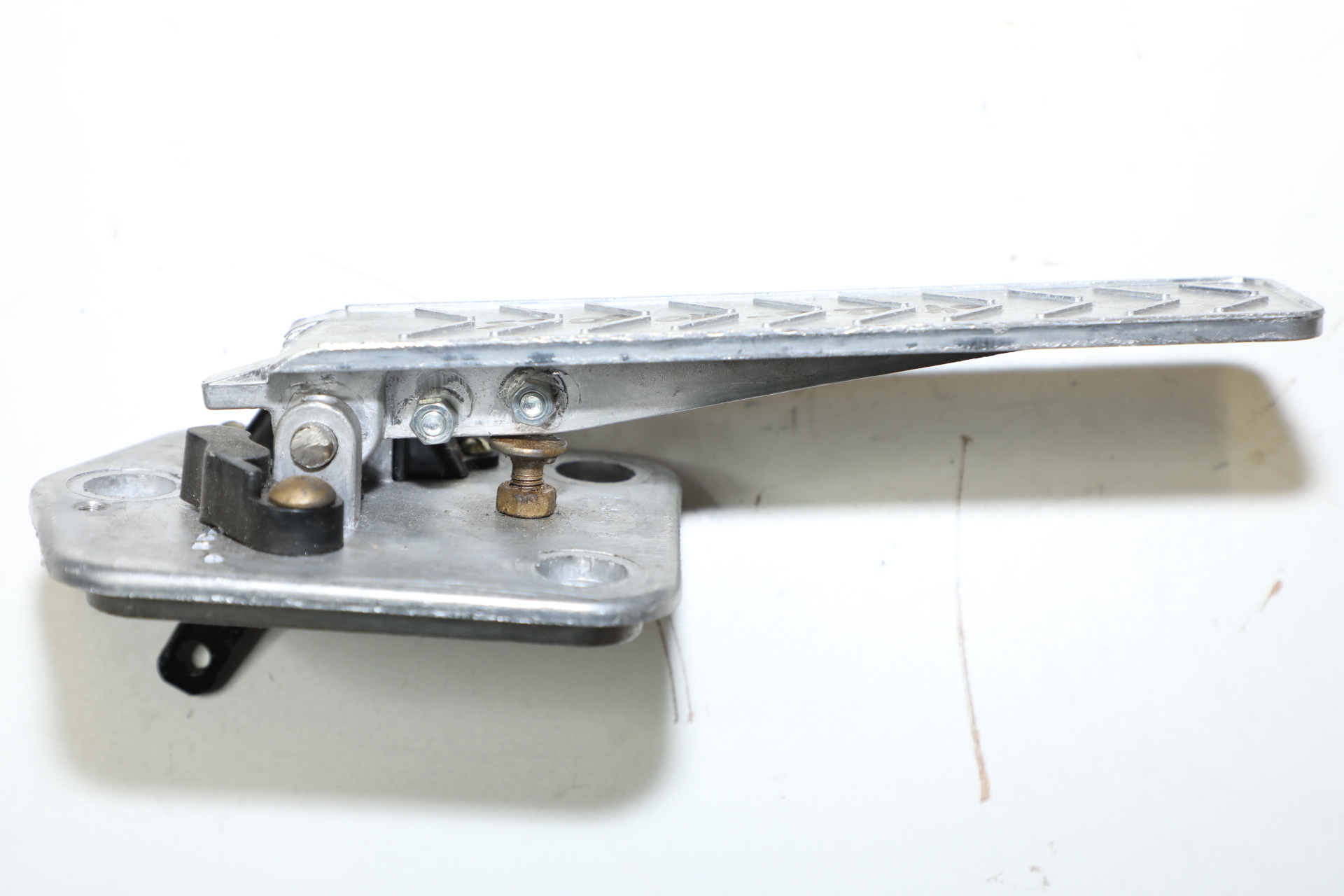 Педаль газа (прямой флажок)