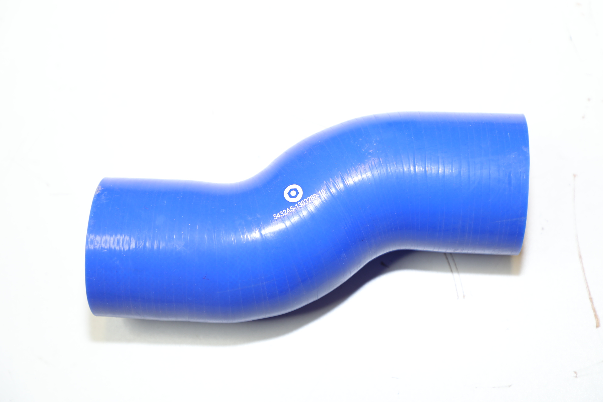 5432А5-1303260-10 Патрубок МАЗ радиатора (L=225мм,d=70мм, кривой) ЕВРО-3 СИНИЙ силикон