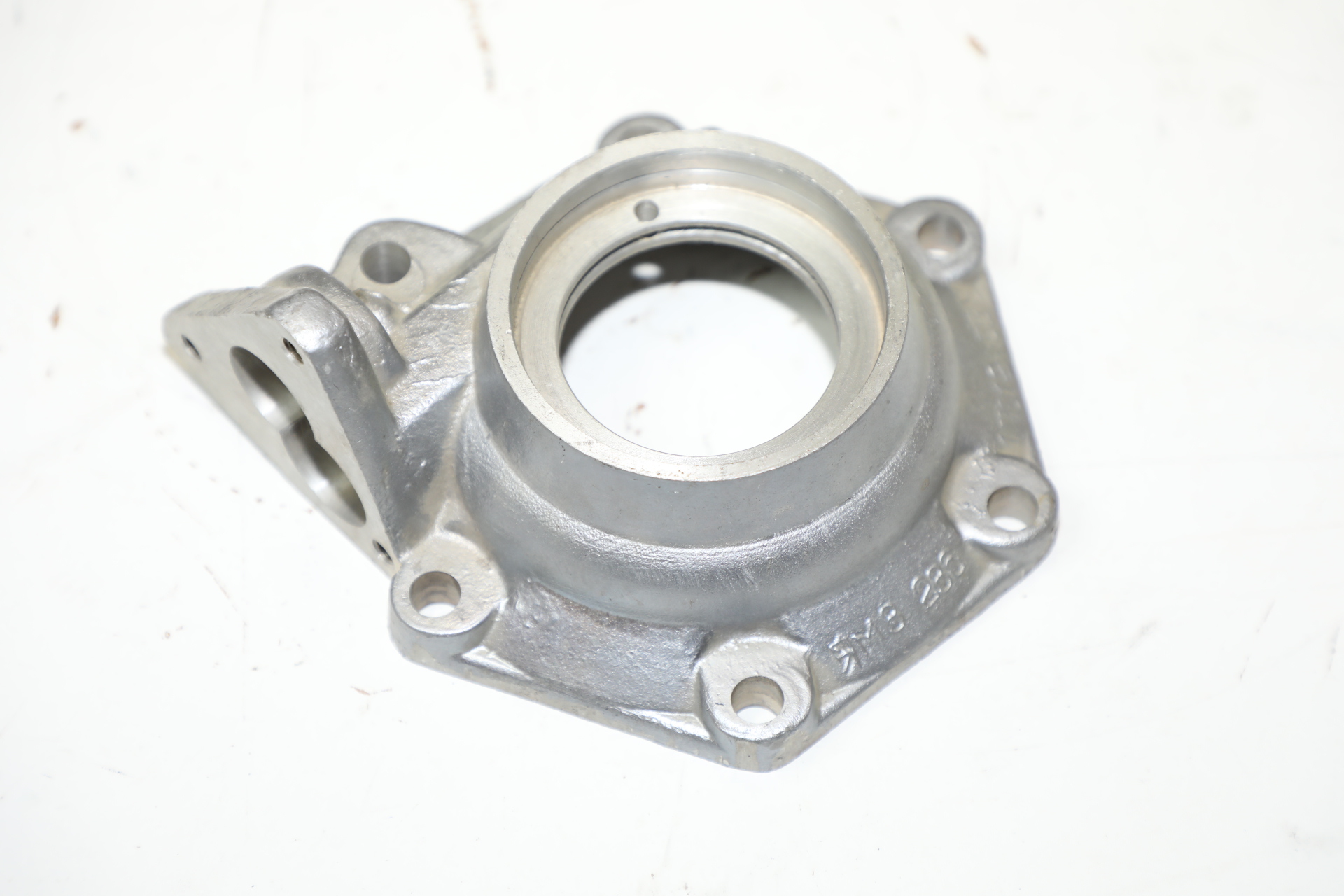 Крышка вторичного вала заднего  МАЗ 236-1701205-Б4