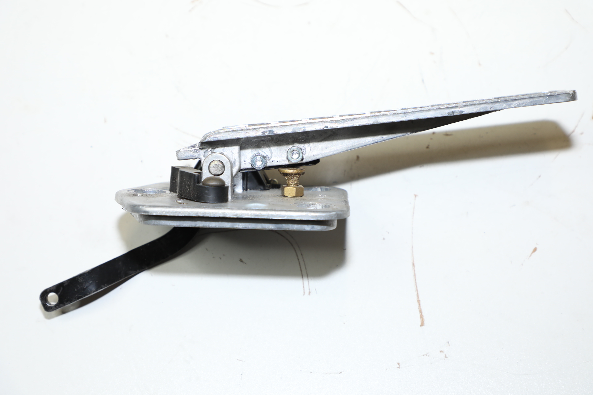 // Педаль с кронштейном 