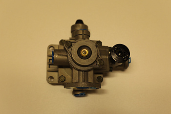 //Воздухораспределитель в сборе с краном растормаживания 9758 7494-01